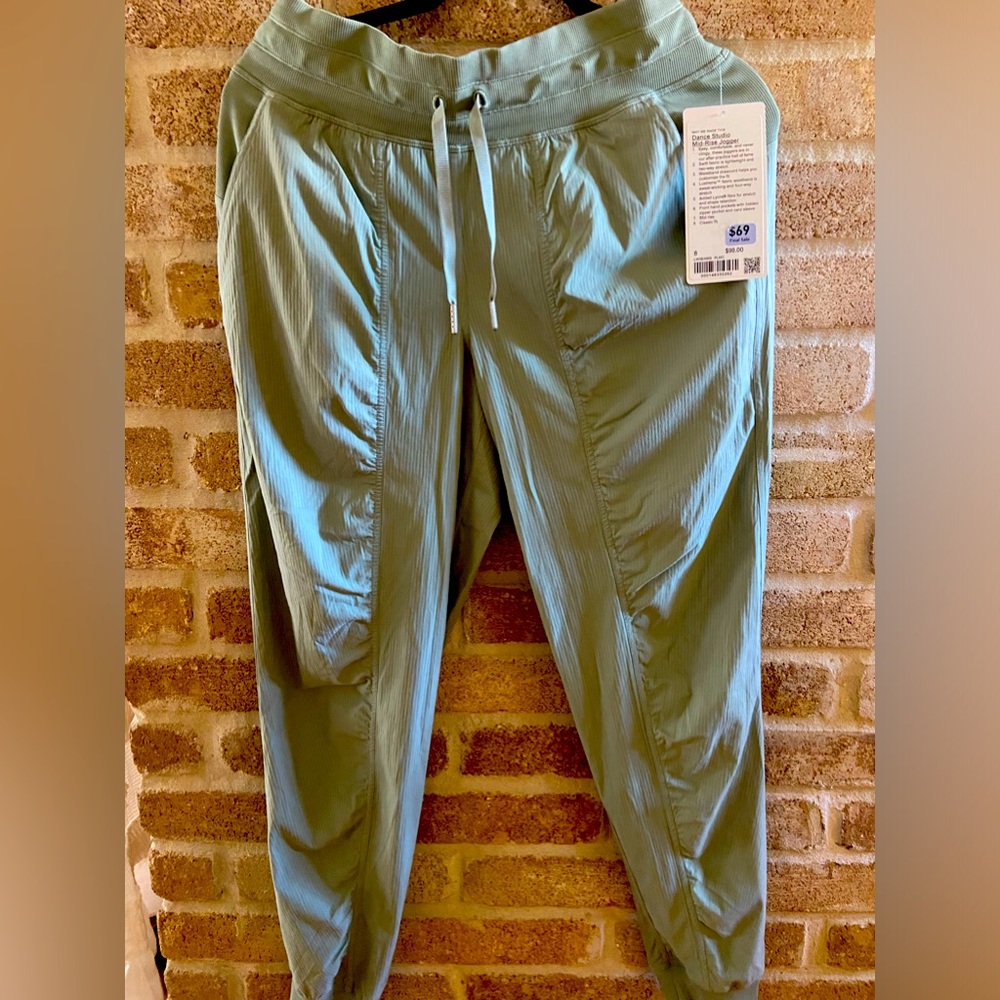 Lululemon Mid Rise Jogger in light green